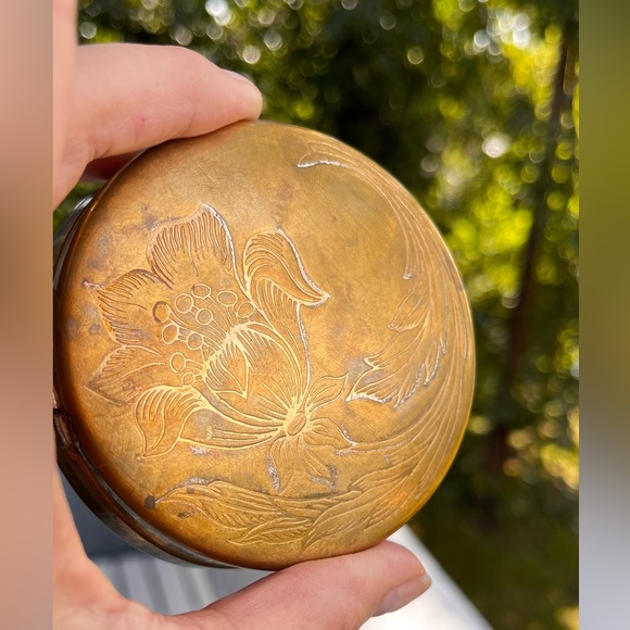 Vintage Gold Metal Embossed Compact - Picture 2 of 5